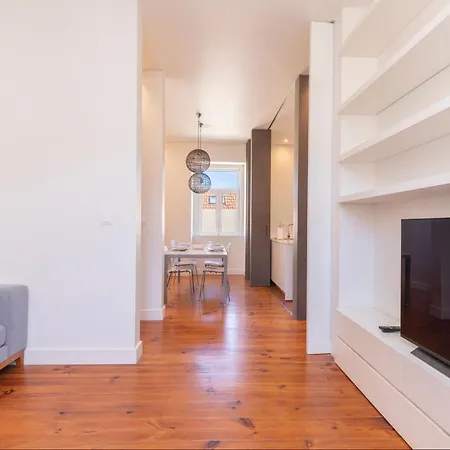 Spacious 4bdr Flat In Areeiro By Lovelystay *