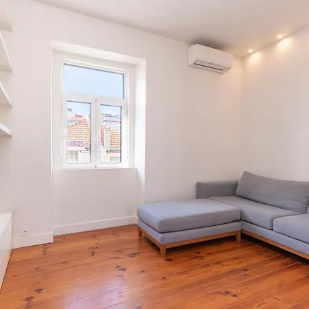 Spacious 4bdr Flat In Areeiro By Lovelystay *