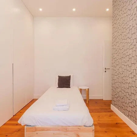 Spacious 4bdr Flat In Areeiro By Lovelystay Apartamento