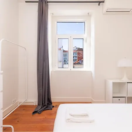 Spacious 4bdr Flat In Areeiro By Lovelystay Lisboa