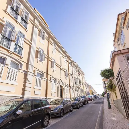 Spacious 4bdr Flat In Areeiro By Lovelystay *