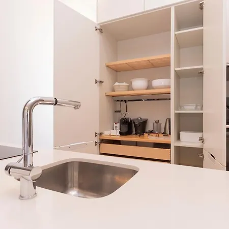 Spacious 4bdr Flat In Areeiro By Lovelystay Apartamento
