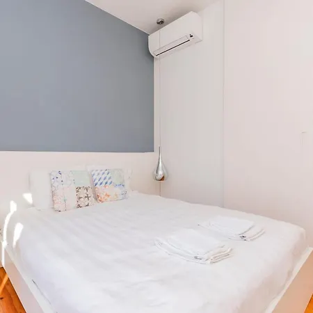 Spacious 4bdr Flat In Areeiro By Lovelystay Apartamento *