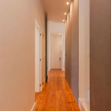 Spacious 4bdr Flat In Areeiro By Lovelystay *